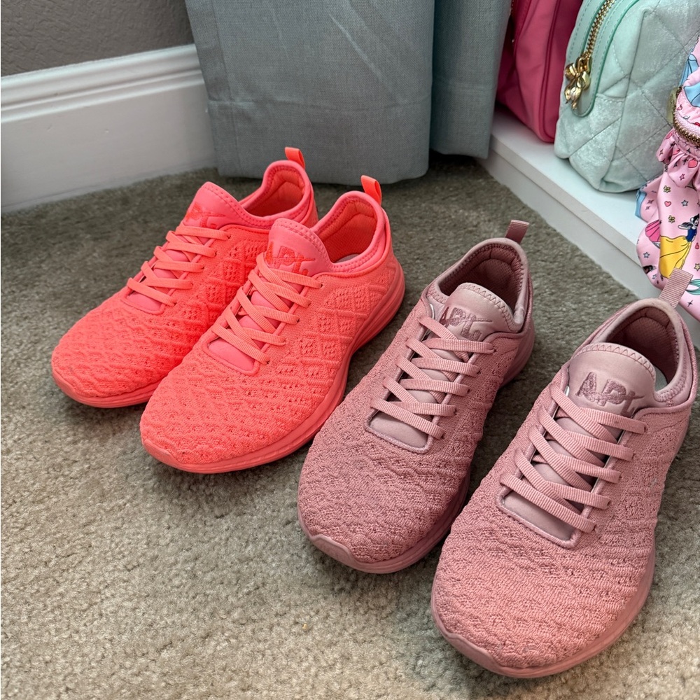 EUC APL TECHLOOM PHANTOM W SNEAKERS SIZE 7.5W MAUVE AND BRIGHT CORAL